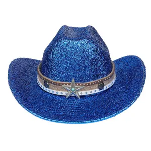 Dettaglio cappello da cowboy con paillettes blu, distintivo a stella e fascia borchiata