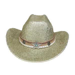 Dettaglio cappello da cowboy argento con distintivo a stella e finitura glitter metallica
