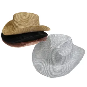 Dettaglio di cappelli da cowboy in paglia intrecciata in finiture metallizzate oro e argento