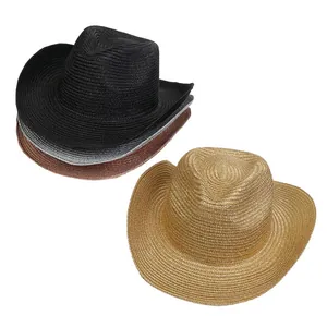 Dettaglio di cappelli di paglia intrecciati in oro, nero, grigio e marrone con trama e colori