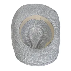 Vista dei dettagli interni del cappello di paglia argento con fascia regolabile