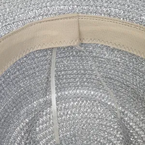 Dettaglio interno del cappello di paglia con paillettes, coulisse regolabile e fascia