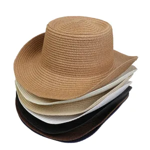 Pila vertical de sombreros Panama trenzados en camello, crema, negro y azul marino