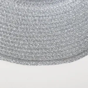 Vista macro dettagliata della trama intrecciata argento e fibre metalliche del cappello