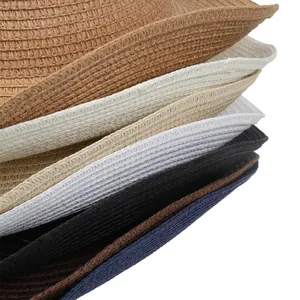 Detalle de sombreros Panamá tejidos en varios colores mostrando la textura del material