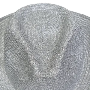 Dettaglio ravvicinato della texture metallica intrecciata argento del cappello da sole
