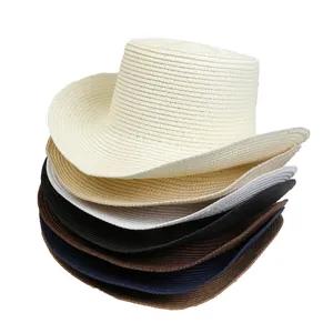 Detalle de sombreros de sol de Panamá tejidos en seis colores desde crema hasta marino