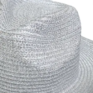Dettaglio della trama intrecciata argento glitterata sulla superficie di un cappello