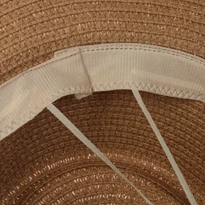 Detalle del interior del sombrero de paja con banda ajustable y costuras finas
