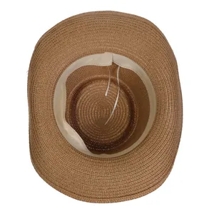 Detalle del interior del sombrero de paja Panamá con cordón blanco ajustable y banda para sudor
