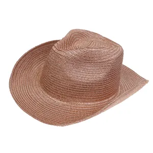 Dettaglio cappello di paglia oro rosa metallizzato a tesa larga con paillettes