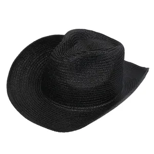 Dettaglio cappello da cowboy in paglia nera intrecciata con tesa larga e corona classica