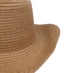 Primer plano de la textura trenzada y el ala de este sombrero de sol de paja tipo Panamá