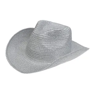 Dettaglio di cappello di paglia metallizzato argento con tesa larga e corona classica chic