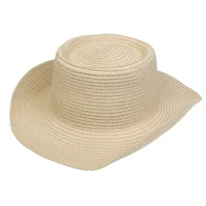 Primer plano de la textura tejida beige claro y el ala ancha del sombrero de paja