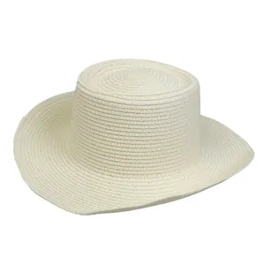 Detalle de sombrero de paja Panamá crema con tejido en espiral y corona plana