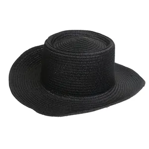 Vista detallada de la textura del sombrero de paja negro con estilo de ala ancha