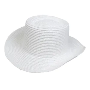 Primer plano detallado de la textura tejida y el diseño plano del sombrero blanco
