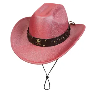 Dettaglio cappello da cowgirl rosa con fascia in pelle borchiata e sottogola per sposa