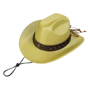 Dettaglio del cappello da cowboy dorato glitterato con fascia in pelle marrone e borchie