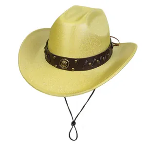 Dettaglio cappello da cowboy giallo glitterato con fascia in pelle borchiata e stemma