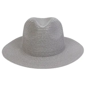 Grauer Panama-Strohhut im Fedora-Stil, faltbar und ideal als Sonnenschutz am Strand