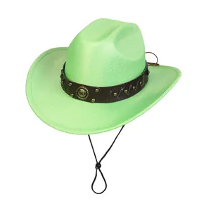 Dettaglio cappello cowboy verde con cinturino in pelle marrone e fibbie dorate