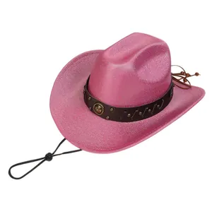 Dettaglio cappello da cowboy con paillettes rosa e fascia borchiata con emblema in metallo