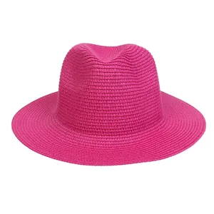 Lebhafter pinker Strohhut in Fedora-Form mit klassischem sommerlichem Sonnenschutz-Design