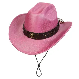 Vista dettagliata del cappello da cowboy con paillettes rosa e borchie vintage in pelle