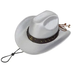 Dettaglio cappello da cowboy argento metallizzato con fascia in pelle e borchie