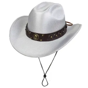 Dettaglio del cappello da cowboy argento glitterato con fascia decorativa in finta pelle marrone