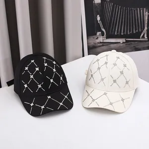 Détail de casquettes de baseball avec motif de grille en strass et fleurs trèfles