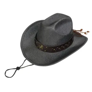 Dettaglio cappello da cowboy antracite con stemma di leone e nastro in pelle decorato