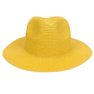 Faltbarer gelber Panama-Strohhut mit breiter Krempe und klassischer Fedora-Form