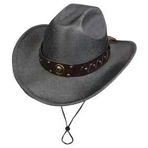 Dettaglio cappello da cowboy con fascia in pelle borchiata ed emblema vintage