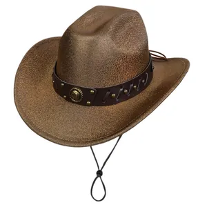 Dettaglio di un cappello da cowboy bronzo con fascia in pelle borchiata e emblema