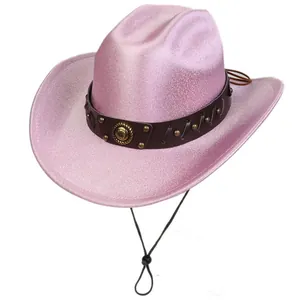 Dettaglio cappello cowboy rosa glitter con fascia in pelle borchiata e medaglia