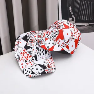Détail des casquettes de baseball streetwear avec motifs de cartes à jouer rouges et noires