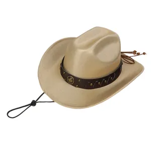 Dettaglio ravvicinato del cappello western marrone con finiture metalliche e laccio regolabile