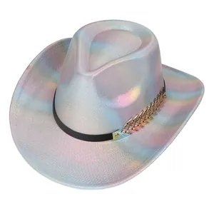 Dettaglio cappello da cowboy olografico con trama spazzolata e piuma dorata