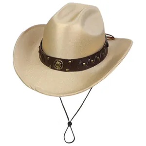 Dettaglio cappello da cowboy beige con fascia in pelle, borchie dorate e stemma
