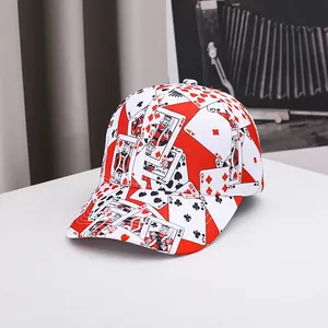 Détail de casquette hip-hop avec imprimé cartes de poker et visière courbée rouge