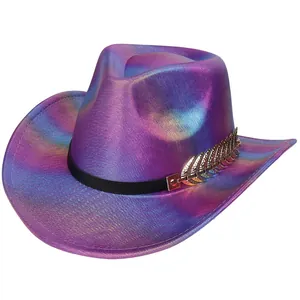 Primo piano del cappello da cowboy olografico con piuma dorata e nastro nero elegante