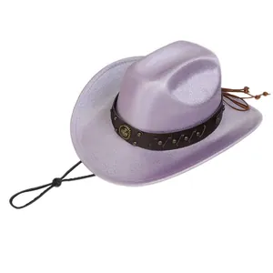 Dettaglio macro del cappello da cowboy glitter lavanda con fascia borchiata e stemma metallico