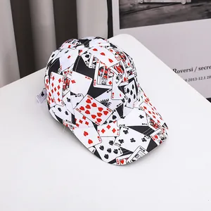Gros plan sur la casquette de baseball avec imprimé cartes de poker, cœurs et piques