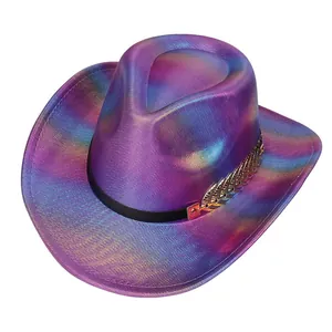 Dettaglio cappello da cowboy olografico viola con ornamento in metallo dorato