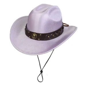 Dettaglio cappello cowboy viola chiaro con cintura marrone, distintivo e cordino nero