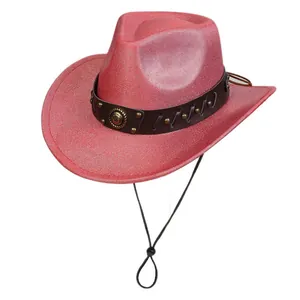 Dettaglio cappello cowboy rosso con stemma in metallo a cavallo e cinturino borchiato
