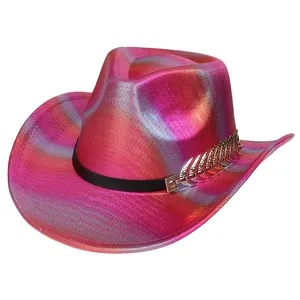 Dettaglio cappello da cowboy olografico rosa con nastro nero e fibbia a foglia d'argento